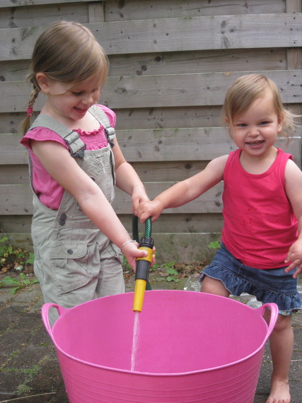 Eindelijk lekker weer.. samen spelen met water